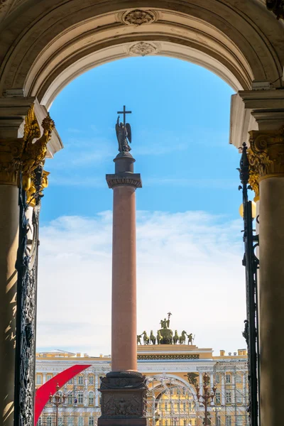 The Alexander Column on the Palace Square in Saint Petersburg — Stock Photo, Image