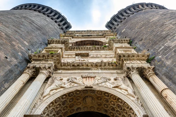 Arco trionfale del Castel Nuovo a Napoli — Foto Stock