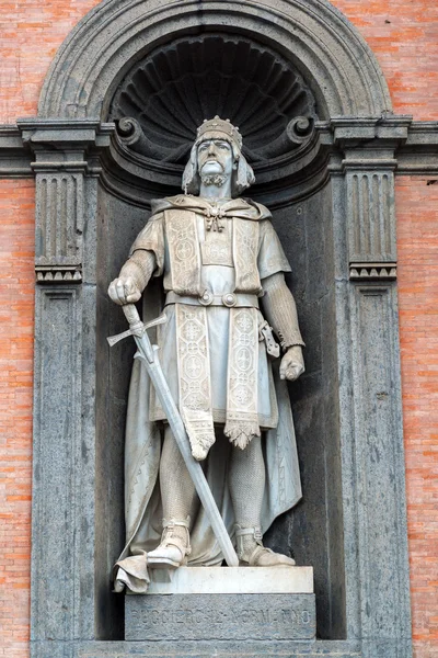 Estatua de Roger el Norman en el Palacio Real de Nápoles, Italia — Foto de Stock