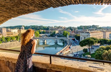 Roma manzaranın genç kadın turist