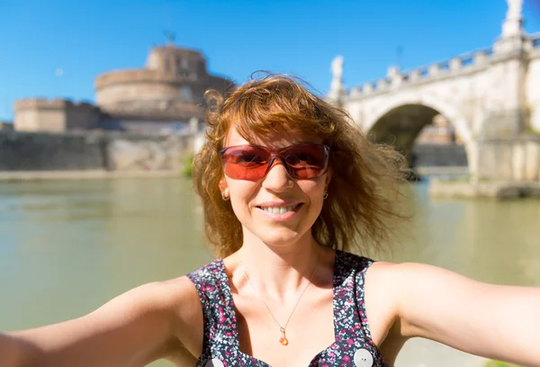 Selfie på bakgrund av Castel Sant Angelo i Rom — Stockfoto