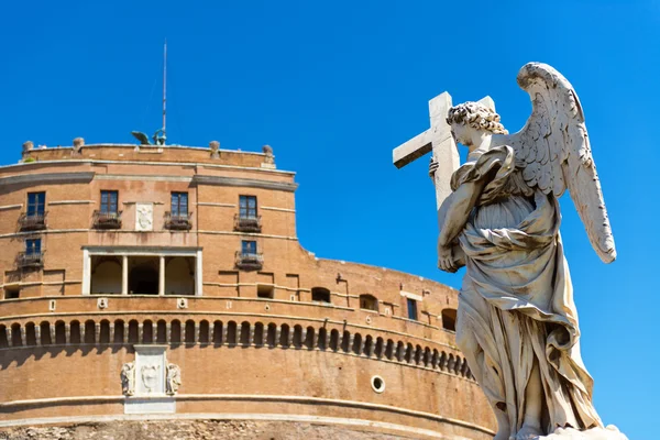 Estátua de anjo em uma ponte em frente ao Castel Sant Angelo, Rom — Fotografia de Stock