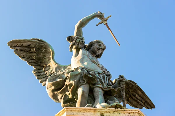 Saint Michael heykel Castel Sant Angelo Roma'daki en üstündeki — Stok fotoğraf