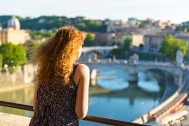 Kadın turist manzaranın Roma, İtalya