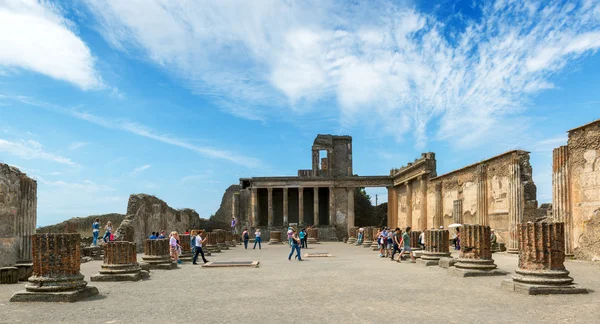 Turyści odwiedzają ruiny Pompei, Włochy — Zdjęcie stockowe