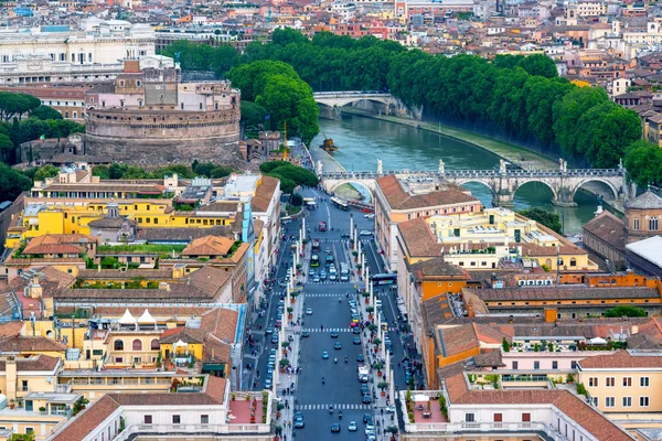 Paisaje urbano de Roma con Castel Sant Angelo en Roma — Foto de Stock
