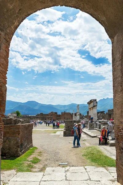 Turisté navštívit ruiny Pompejí, Itálie — Stock fotografie