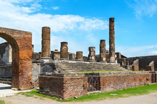 Las ruinas del Templo de Júpiter Pompeya, Italia — Foto de Stock