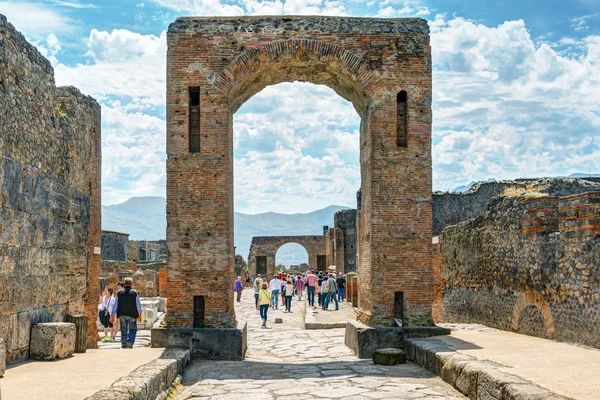 Turisté navštívit ruiny Pompejí, Itálie — Stock fotografie