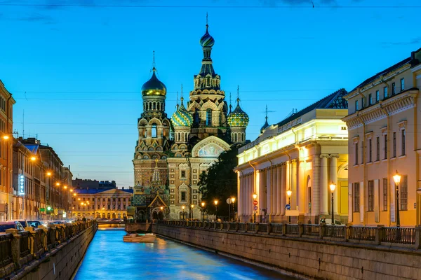 Kyrkan av Frälsaren på spillda blod på natten i St Petersburg — Stockfoto