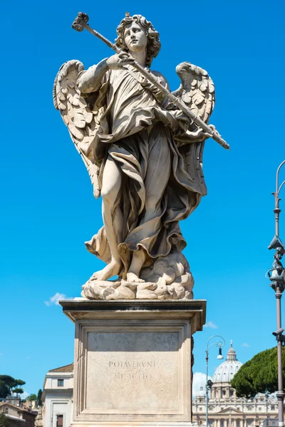 Melek heykeli Ponte Sant Angelo Roma'da üzerinde — Stok fotoğraf