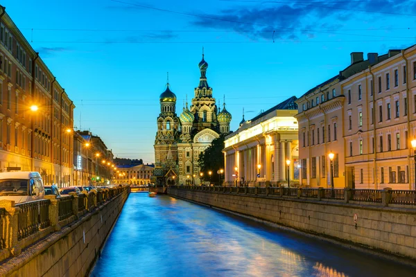 Gribojedov Canal met kerk van de Verlosser op het bloed in St. Peter — Stockfoto