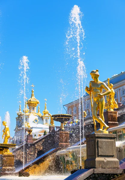 Palácio Peterhof (Petrodvorets) em São Petersburgo, Rússia — Fotografia de Stock