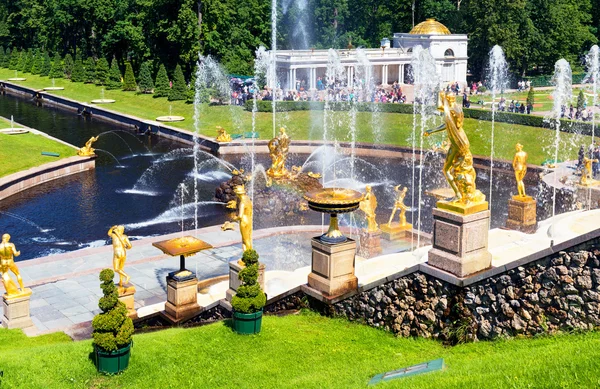 Fontäner i Peterhof palatset, Sankt Petersburg, Ryssland — Stockfoto