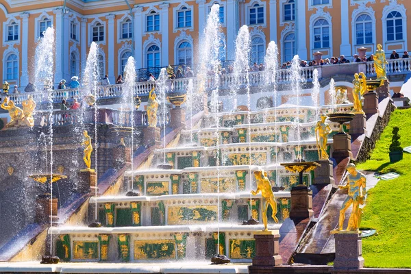 Palácio Peterhof (Petrodvorets) em São Petersburgo, Rússia — Fotografia de Stock