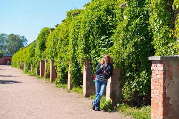 Flickan i en vacker trädgård — Stockfoto