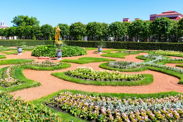 Jardín en Peterhof Palace en San Petersburgo, Rusia — Foto de Stock