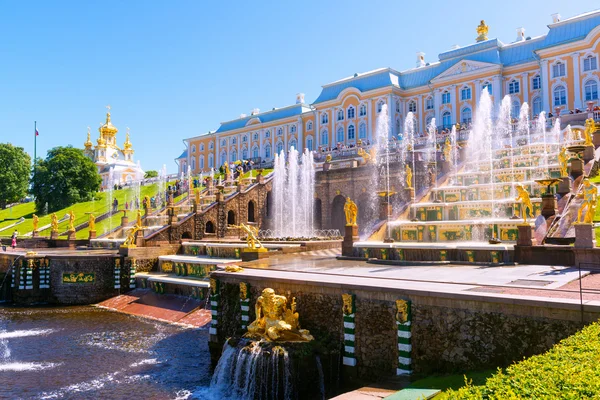 Palacio Peterhof (Petrodvorets) en San Petersburgo, Rusia —  Fotos de Stock
