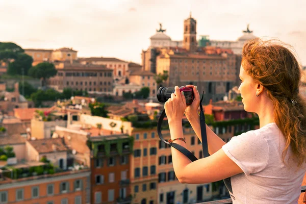 Fille prend une photo dans la colline du Palatin à Rome — Photo