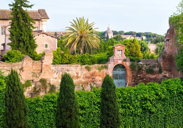 Bellissimo paesaggio urbano vicino al Colle Palatino a Roma — Foto Stock