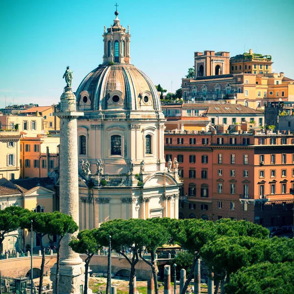 La antigua iglesia y la antigua Columna de Trajano en Roma —  Fotos de Stock