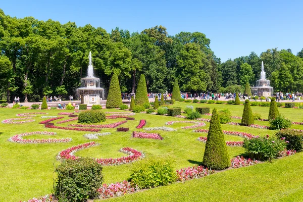 Park i Peterhof palatset i St Petersburg — Stockfoto