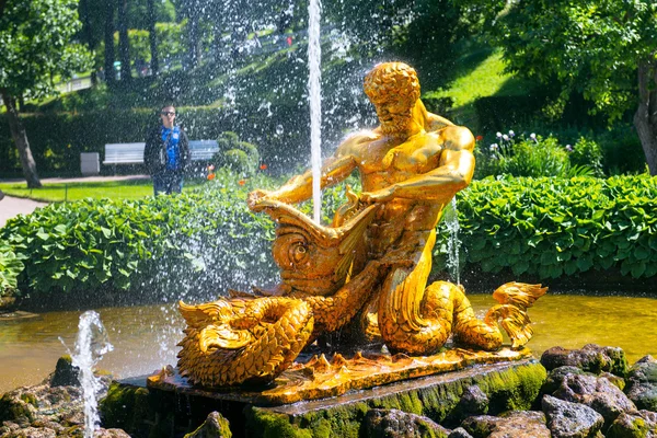 Fountain in Peterhof Palace, Saint Petersburg — Stock Photo, Image