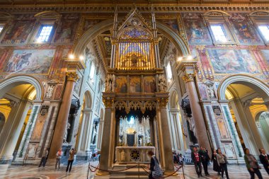 Laterano, Roma 'daki Basilica di San Giovanni' nin içi.
