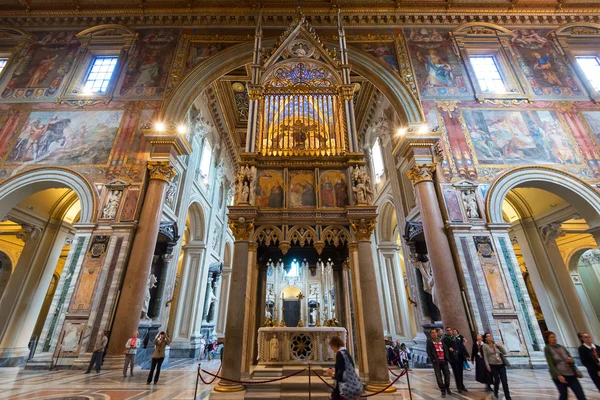 Interiör i Basilica di San Giovanni i Laterano, Rom — Stockfoto