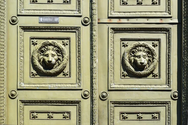 Staré dveře v domě v Petrohradu — Stock fotografie
