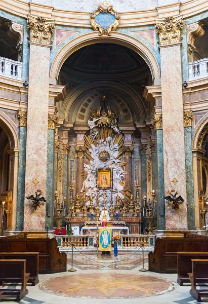 L'autel de l'ancienne église de Rome — Photo