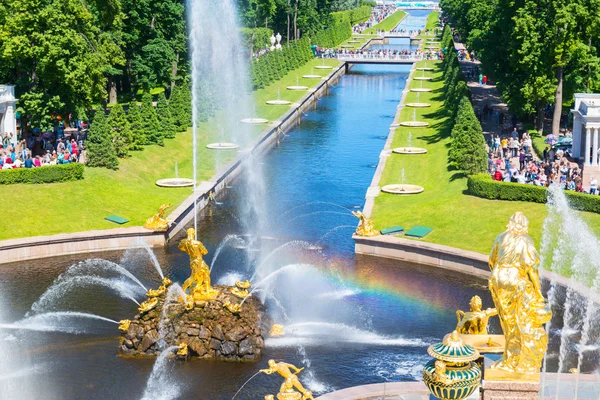 Fontes e Canal do Mar em Perterhof Palace, São Petersburgo — Fotografia de Stock