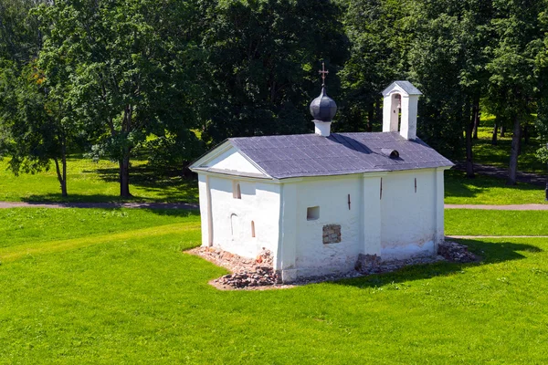 Antiga igreja no Kremlin em Novgorod, o Grande — Fotografia de Stock