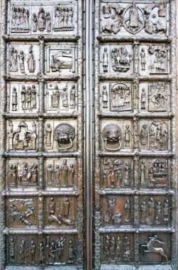 Novgorod büyük antik kapıları