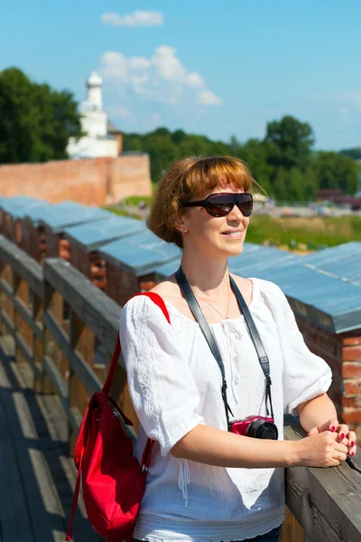 Girl on the walls of the Kremlin in Veliky Novgorod — Stock Photo, Image