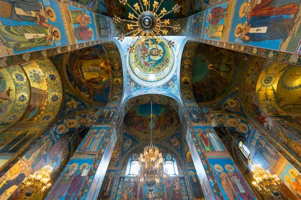 Innvendig i Frelserens kirke mot spilt blod, St. Petersburg – stockfoto