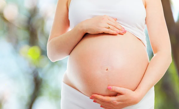 Een schattig zwangere buik — Stockfoto