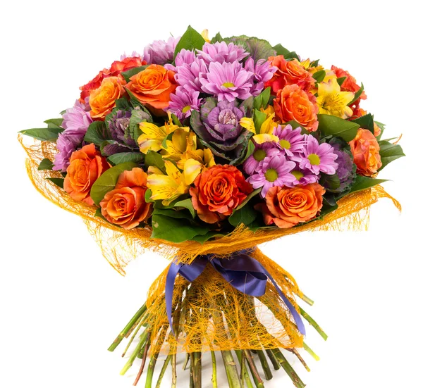 Boeket van natuurlijke oranje rozen en kleurrijke bloemen — Stockfoto