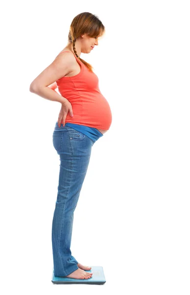 Een leuke zwangere vrouw permanent op schaal — Stockfoto