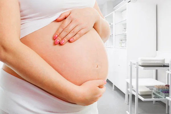 Eine schwangere Frau in der Klinik — Stockfoto