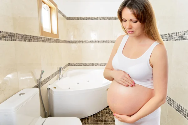 A cute pregnant woman in the bathroom — Stock Photo, Image