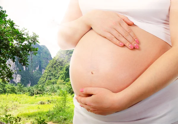 Een schattig zwangere buik — Stockfoto