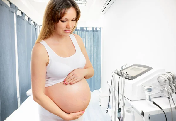 一名孕妇在诊所 — 图库照片