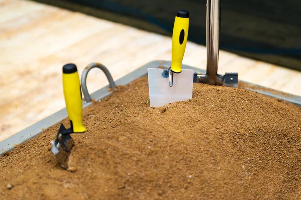 Stěrka nástroj v písku — Stock fotografie