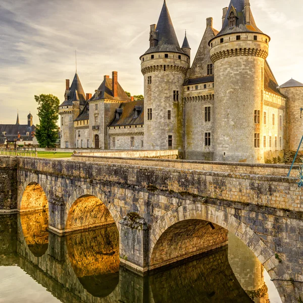 Het kasteel van Sully-sur-Loire op suset, Frankrijk — Stockfoto