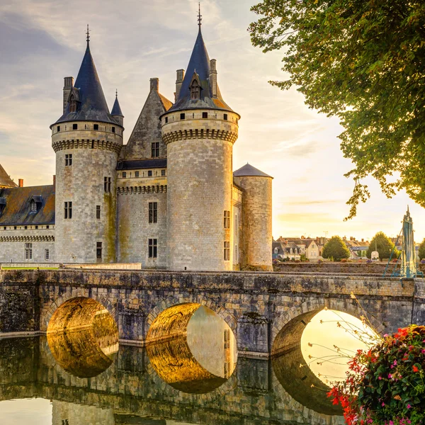 Zámek Sully-sur-Loire v suset, Francie — Stock fotografie