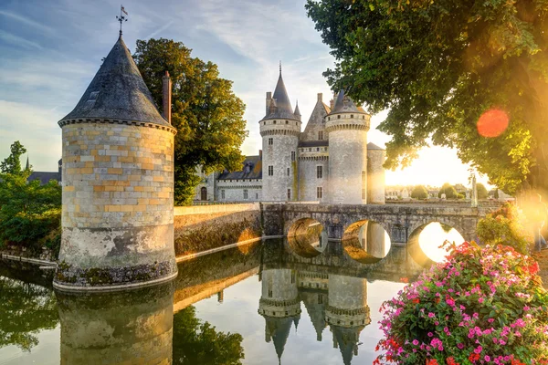 El castillo de Sully-sur-Loire a la luz del sol con destello de lente , Fotos de stock libres de derechos