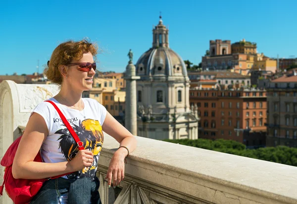 Ung kvinnlig turist du beundrar utsikten över Rom — Stockfoto