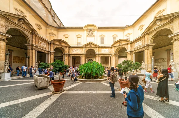 Turistas visitan el Museo Vaticano en Roma — Foto de Stock