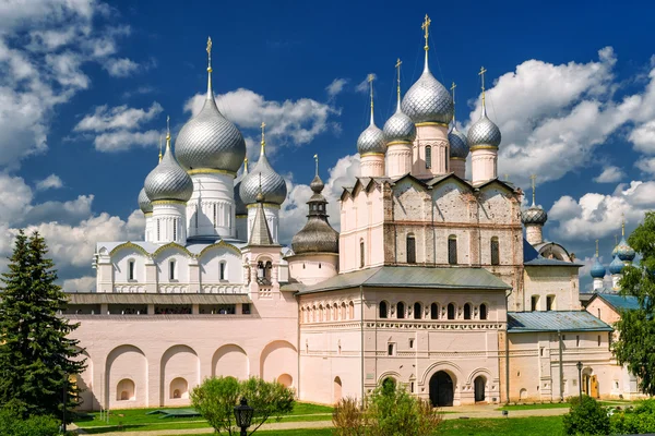 Cattedrale dell'Assunzione e chiesa della Resurrezione a Rostov Kr — Foto Stock